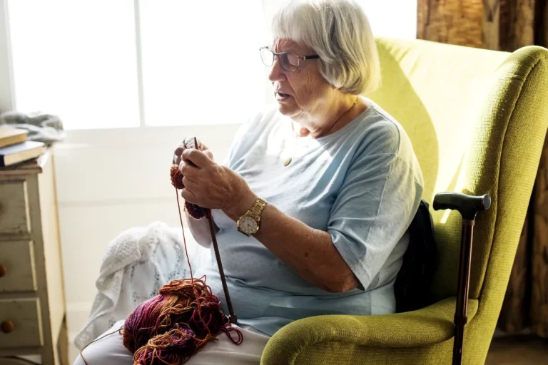 262-pom1326-chim (1) old woman knitting